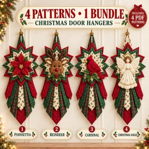 Könnte beinhalten: Ein Set aus vier weihnachtlichen Türhängern mit gesteppten Sternmotiven in Rot, Grün und Creme. Die Muster zeigen einen Weihnachtsstern, ein Rentier, einen Kardinalvogel und einen Engel. Der Text lautet 4 PATTERNS 1 BUNDLE CHRISTMAS DOOR HANGERS.