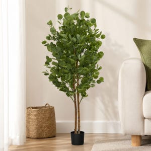 Pode incluir: Uma árvore de eucalipto artificial alta com numerosas folhas verdes arredondadas em caules castanhos finos. A planta está num vaso cilíndrico preto simples, posicionada na vertical com uma folhagem densa e arbustiva virada para cima.