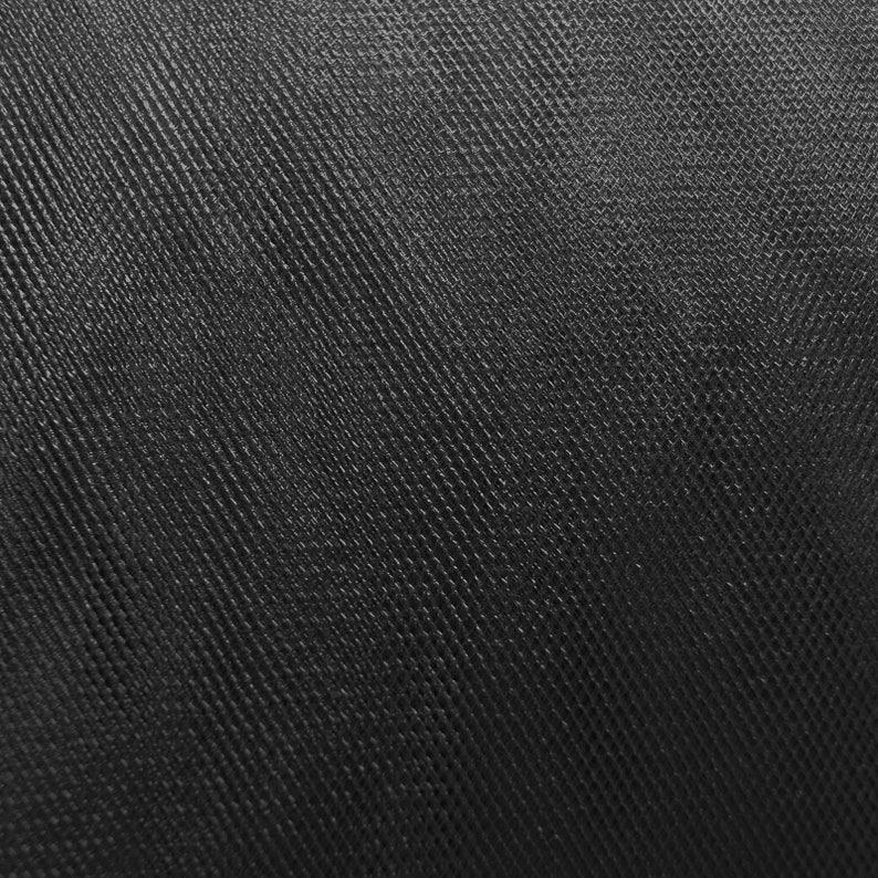Peut inclure: Tissu noir textur&eacute; avec un motif diagonal.