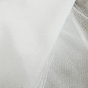 Op de afbeelding: Twee stukken witte stof, een is een dunne mesh en de andere is een gladde, geweven stof.