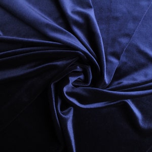 Könnte beinhalten: Nahaufnahme eines tiefblauen Samtstoffes mit weichen Falten und Knittern.