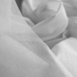 Thermocollant en coton tissé léger blanc sur tissu d'entoilage de 90 cm de large