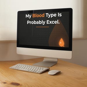 Könnte beinhalten: Ein Computermonitor mit einem dunklen Hintergrund, einem subtilen Rastermuster, einer orangefarbenen Tropfengrafik und dem weißen und orangefarbenen Text: My Blood Type Is Probably Excel. Der Monitor ist mit einer kabellosen Tastatur und Maus.