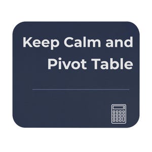 Puede incluir: Una alfombrilla de ratón rectangular de color azul marino oscuro con esquinas redondeadas que presenta el texto blanco Keep Calm and Pivot Table. Una fina línea horizontal separa el texto de un pequeño icono de calculadora en la esquina inferior derecha.