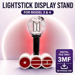 Pode incluir: Um suporte de exibição para bastão luminoso impresso em 3D branco e vermelho para os modelos 3 e 4, com uma base cilíndrica de três seções circulares. O suporte segura um bastão luminoso esférico transparente com um logo branco. Texto: LIGHTSTICK DISPLAY STAND FOR MODEL 3 & 4, DIGITAL FILE ONLY 3MF, NO PHYSICAL ITEM.