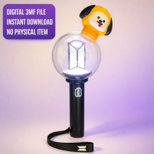 Pode incluir: Um bastão de luz preto com um topo esférico transparente contendo um logotipo BTS branco. Um topo de personagem de cachorro de desenho animado amarelo e branco está fixado no topo. Texto: DIGITAL 3MF FILE INSTANT DOWNLOAD NO PHYSICAL ITEM.