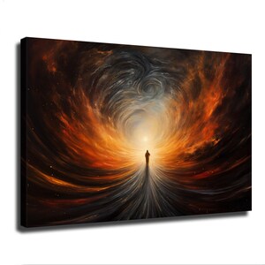 Puede incluir: Un lienzo rectangular que muestra la silueta central de una persona de pie en un camino que conduce hacia una luz brillante y resplandeciente. El espacio circundante está lleno de nubes abstractas y arremolinadas en tonos naranja, rojo y negro.