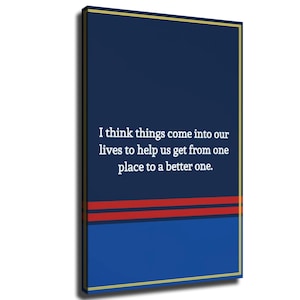 Könnte beinhalten: Ein rechteckiges Wandbild auf Leinwand mit dunkelblauem Hintergrund und dem weißen Text: "I think things come into our lives to help us get from one place to a better one." Das Design enthält zwei horizontale rote Streifen und eine blaue Basis.