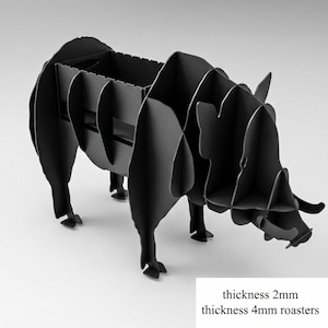 Peut inclure: Un rôtissoire en métal noir mat en forme de sanglier, construit à partir de panneaux plats emboîtables. Le design présente un compartiment rectangulaire central pour la cuisson. Le texte indique : thickness 2mm, thickness 4mm roasters.