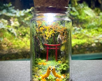 Diorama de santuario japonés en miniatura en botella de vidrio, miniatura de zorro, bosque de musgo, decoración japonesa hecha a mano, terrario sin agua.