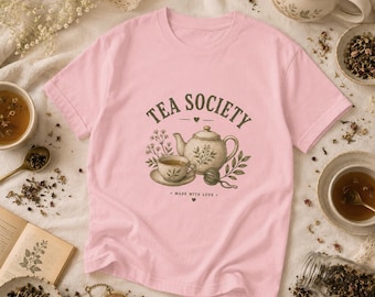 Vintage T-shirt voor theeliefhebbers, geïnspireerd op de Tea Society, met een schattige botanische theepotprint, een charmant cadeau voor haar in cottagecore-stijl.