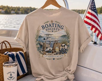 T-shirt van de watersportvereniging, T-shirt voor bootliefhebbers, T-shirt voor het leven aan het meer, T-shirt met nautische print, Het leven is beter op het water, Zomers bootshirt, Unisex T-shirt