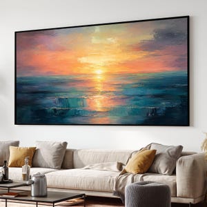 Könnte beinhalten: Ein großes rechteckiges Wandbild mit einem Ölgemälde eines Sonnenuntergangs über dem Ozean. Der Himmel zeigt leuchtende Orange-, Gelb- und sanfte Violetttöne, während das Meer in tiefem Petrol, Blau und Türkis mit Lichtreflexionen dargestellt ist.