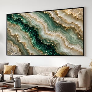 Puede incluir: Una pieza de arte mural rectangular con un diseño abstracto inspirado en la ágata, con capas fluidas de verde esmeralda, blanco y crema. La composición incluye detalles cristalinos texturizados y acentos de oro metálico en los patrones.