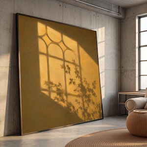 Könnte beinhalten: Ein großes quadratisches Wandbild mit einem einfarbigen senfgelben Hintergrund. Das Kunstwerk zeigt den realistischen Schattenwurf eines Fensterrahmens mit bogenförmigen Scheiben und die Silhouette von belaubten Ästen auf der Oberfläche.