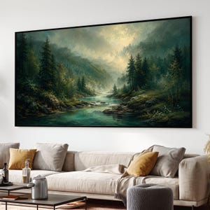 Può includere: Una grande stampa artistica rettangolare da parete raffigurante un paesaggio con un fiume sereno che scorre attraverso una fitta foresta di pini. La scena include rive rocciose, montagne nebbiose sullo sfondo e luce soffusa tra le nuvole.