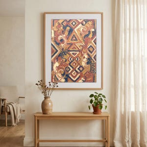 Könnte beinhalten: Ein gerahmtes, rechteckiges Wandbild mit einer texturierten, abstrakten Komposition aus geometrischen Formen wie Dreiecken und Rauten in den Farben Dunkelrot, gebranntes Orange, Creme und Dunkelblau mit sichtbaren, dicken Pinselstrichen.