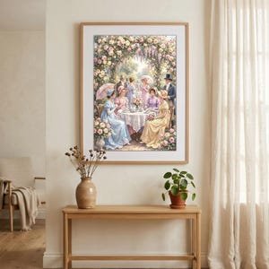 Könnte beinhalten: Ein gerahmter Wandkunstdruck, der eine Gruppe von Menschen in Kleidung des 19. Jahrhunderts bei einer Teegesellschaft im Freien unter einer rosenbewachsenen Laube zeigt. Die Szene zeigt Personen in pastellfarbenen Kleidern und Anzügen inmitten von Blumen.