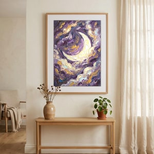 Puede incluir: Una pintura al óleo enmarcada que presenta una luna creciente rodeada de nubes arremolinadas en tonos morado intenso, dorado y blanco. La obra muestra pinceladas gruesas y texturizadas dentro de un marco de madera clara en la pared.