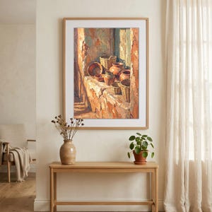Könnte beinhalten: Ein gerahmtes Ölgemälde, das einen sonnenbeschienenen Steinvorsprung mit mehreren Terrakottatöpfen und geflochtenen Weidenkörben zeigt. Das Kunstwerk besticht durch warme Orange-, Braun- und Goldgelbtöne und zeigt eine rustikale Szene.