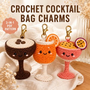 Puede incluir: Tres dijes de cóctel tejidos a crochet para bolsos con cierres de langosta dorados. El de la izquierda es marrón oscuro con granos de café, el central es naranja con una rodaja de naranja y el derecho es rosa con una rodaja de maracuyá.