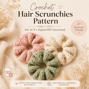 Op de afbeelding: Een digitaal PDF-haakpatroon voor drie haarelastiekjes. De tekst luidt Crochet Hair Scrunchies Pattern, Set of 3, Digital PDF Download, Beginner Friendly, Step-by-step instructions with photos en Make beautiful handmade scrunchies.