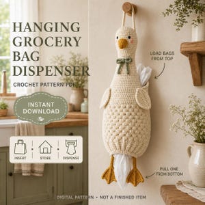 Puede incluir: Un patrón de ganchillo en PDF para un dispensador de bolsas de la compra colgante con forma de oca. La oca de color crema tiene un pico amarillo, patas naranjas y un lazo verde. El texto incluye HANGING GROCERY BAG DISPENSER, INSTANT DOWNLOAD e instrucciones para cargar bolsas por arriba y extraerlas por abajo.