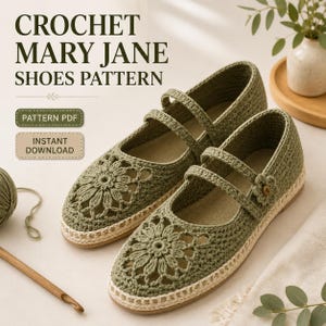 Op de afbeelding: Een paar olijfgroene gehaakte Mary Jane-schoenen met een bloemmotief op de neus, een dubbel bandje met een kleine bloemaccent en een lichtbeige zool. De tekst CROCHET MARY JANE SHOES PATTERN, PATTERN PDF en INSTANT DOWNLOAD is zichtbaar.