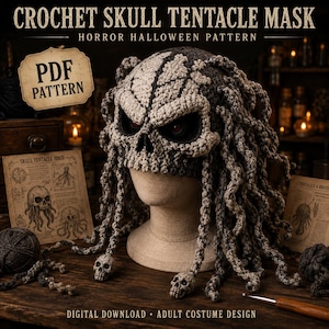 Puede incluir: Una máscara de calavera con tentáculos tejida a ganchillo con patrón de terror de Halloween. La máscara es gris y negra, con un rostro de calavera de cuencas profundas y numerosos tentáculos colgantes. Texto: CROCHET SKULL TENTACLE MASK, PDF PATTERN.