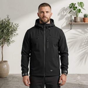 Puede incluir: Una chaqueta softshell negra con capucha que presenta una cremallera frontal completa, una capucha ajustable con cordón y un bolsillo vertical con cremallera en el pecho. La chaqueta incluye mangas largas con puños ajustables y una etiqueta.