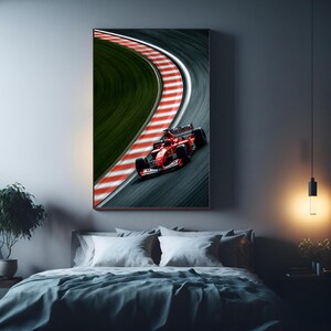 Puede incluir: Una impresión de arte mural vertical que muestra un coche de carreras de Fórmula 1 rojo tomando una curva cerrada en una pista. La superficie de la pista es gris con un borde a rayas rojas y blancas junto a una zona de césped verde oscuro.