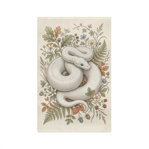 Puede incluir: Una impresión rectangular que muestra una serpiente blanca enroscada con ojos azules, rodeada por una detallada ilustración botánica de hojas de roble verdes, helechos, pequeñas flores blancas y racimos de bayas rojas sobre un fondo crema.