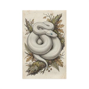 Puede incluir: Una serpiente blanca enroscada en una rama de árbol texturizada, rodeada de hojas de roble marrones, helechos verdes y pequeñas flores. La ilustración presenta un fondo color crema con una textura de papel envejecido y líneas detalladas.