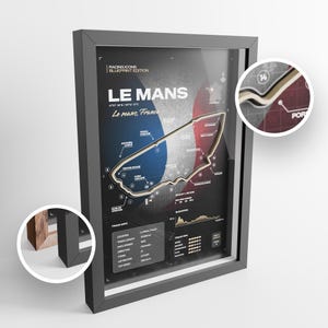 Pode incluir: Uma peça de arte de parede emoldurada em 3D com o plano do circuito de corridas de Le Mans. O design inclui um fundo escuro com um motivo da bandeira francesa, texto branco e um contorno de pista em relevo. Dois detalhes circulares mostram a construção em camadas e o perfil da moldura preta.
