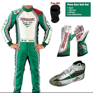 Peut inclure: Un ensemble de combinaison de course Tony Kart comprenant une combinaison verte et blanche avec la marque OMP, une paire de gants assortis, une chaussure de course blanche et verte et une cagoule noire. Le texte indique Tony Kart Racing Team.