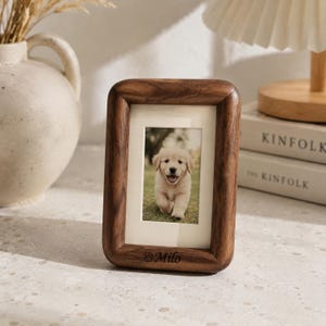 Marco de fotos de nogal, marco de fotos con esquinas redondeadas, marco de fotos de madera gruesa, marco grabado a medida, recuerdos para fiestas, grabado personalizado, decoración del hogar.