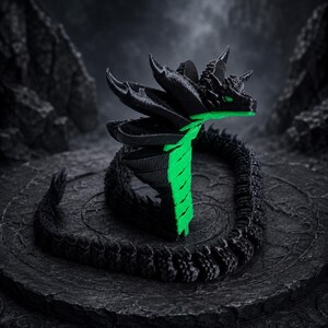 Op de afbeelding: Een zwart en neon-groen gearticuleerd drakenfiguur met een gesegmenteerd lichaam, scherpe hoorns en heldergroene ogen. Het wezen heeft een gelaagd vleugelontwerp en een lange, flexibele staart die zich in een slangachtige houding rond de basis krult.