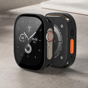 Pode incluir: Uma capa protetora preta para smartwatch, exibida de dois ângulos. A vista frontal mostra um mostrador digital com a data quarta-feira 7 e a hora 10:09. A vista lateral revela uma coroa metálica com um anel vermelho e um botão lateral laranja.