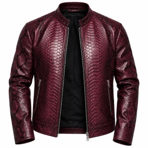 Puede incluir: Una chaqueta color burdeos con un patrón texturizado de piel de serpiente en toda la superficie. La prenda cuenta con cuello alto, cierre central de cremallera plateada y dos bolsillos laterales con cremalleras plateadas. Forro interior negro.