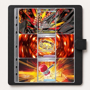 Peut inclure: Un classeur de cartes à collectionner noir avec une fermeture à sangle latérale contenant neuf pochettes en plastique transparent. Les cartes visibles incluent Mega Excadrill EX, Brave Bangle et Crushing Hammer, avec des illustrations enflammées.