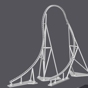 Puede incluir: Un modelo digital 3D blanco de una sección de vía de montaña rusa que presenta una inclinación pronunciada y curva seguida de una caída. La estructura está sostenida por una serie de vigas y pilares metálicos blancos sobre bases grises.