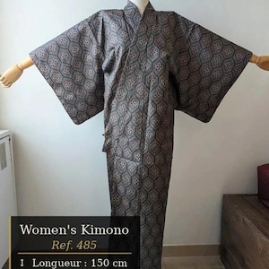 Peut inclure: Un kimono aux tons sombres avec un motif géométrique hexagonal répétitif dans des nuances de gris, noir et rouge sourd. Le vêtement affiche le texte 'Women's Kimono Ref. 485 Longueur : 150 cm Largeur : 137 cm Size M - L' sur un encart noir.