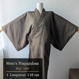 Peut inclure: Une robe Nagajuban marron foncé avec des manches larges et un motif texturé sur le panneau avant. Le vêtement porte le texte : Men's Nagajuban, Ref. 566, Longueur: 116 cm, Largeur: 132 cm, Size XL. La robe est présentée sur un mannequin.