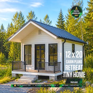 Op de afbeelding: Een wit tiny house met een zwart metalen dak, zwarte raamkozijnen en een veranda met zwarte relingen. De tekst 12 x 20 CABIN PLANS RETREAT TINY HOME PACKAGE staat aan de rechterkant van de afbeelding, met een digitaal download icoon.