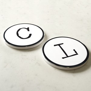 Posavasos de máquina de escribir vintage / Caja de regalo / Letra y número personalizados / Posavasos de cerámica con corcho