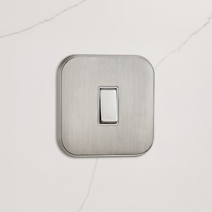 Silber Lichtschalter | Wippschalter | 1G 2G 3G 4G Hinterkante | 2-Wege | 240V | Passend für alle gängigen Metall- oder Kunststoff Backdosen. 150W