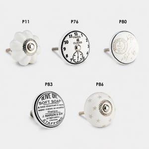 Vita vintage shabby chic handmålade keramiska dörrknoppar till köksskåp och lådor.