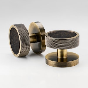 Puxadores de porta em latão maciço com acabamento serrilhado - Inserção em terrazzo dourado antigo