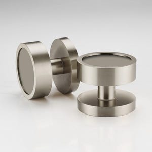 Puede incluir: Juego de herrajes para puertas de n&iacute;quel cepillado. El juego incluye dos pomos cil&iacute;ndricos con un dise&ntilde;o circular y una placa trasera a juego. Los pomos tienen un centro gris oscuro y un acabado de metal cepillado.