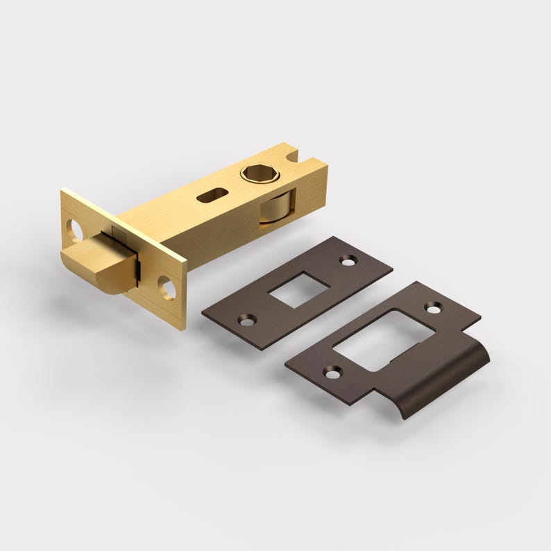 Puede incluir: Un pestillo de puerta de color lat&oacute;n con un cuerpo rectangular y un borde curvo, acompa&ntilde;ado de dos placas de metal marr&oacute;n oscuro con recortes cuadrados y orificios para tornillos. Herrajes para puertas.